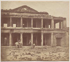 Intérieur du Secundra Bagh après le massacre de 2 000 rebelles par les 93e Highlanders et le 4e régiment du Punjab - Felice A. Beato