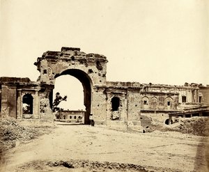 Porte menant à la Résidence, Lucknow, 1858 - Felice Beato