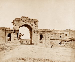 Porte menant à la Résidence, tenue par le capitaine Atkinson du 13e Infanterie indigène - Felice Beato