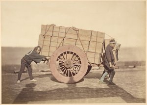 [Hommes poussant un chariot] - Felice Beato