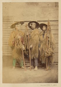 [Trois Japonais vêtus de robes de gazon et de chapeaux à larges bords]. - Felice Beato