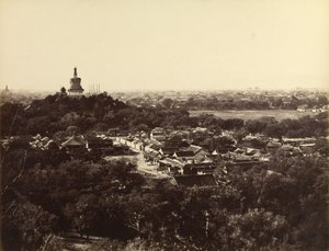 [Vue des jardins et du temple bouddhiste de Pékin]. - Felice Beato