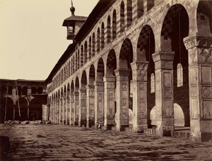 Enfilade de la Grande Mosquée, côté sud, dans la cour (Damas) - Félix Bonfils