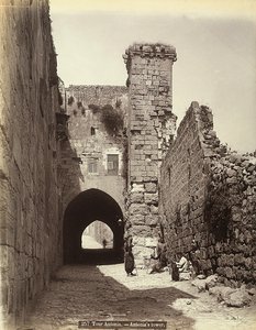 La Tour Antonia à Jérusalem. Quelques hommes se reposent près des murs