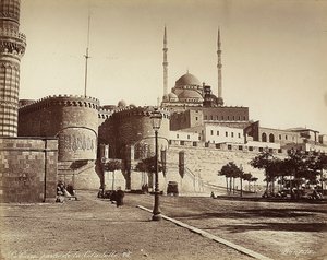 La porte Bab el-Azab de la Citadelle, avec la mosquée de Muhammad Ali en arrière-plan, au Caire, Égypte - Félix Bonfils