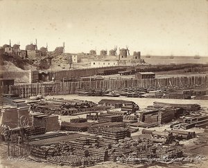Cour pour matériaux de construction, moulins à vent en arrière-plan, à Alexandrie, Égypte