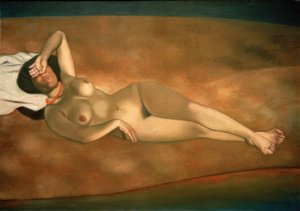 Femme couchée sur le sable
