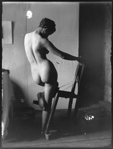 Scène féminine avec chaise