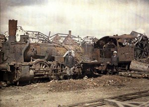 Locomotive et wagon brûlés devant les ruines de la distillerie Vauxrot lourdement endommagée, Cuffies, Aisne, France, 1917