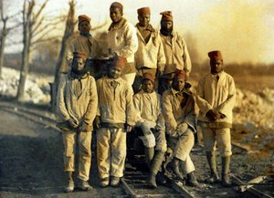 Travailleurs sénégalais avec un vélorail, Ham, Somme, France, 1917