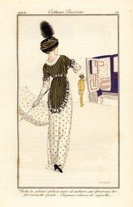 Femme en gilet de velours pekine sur une robe fourreau imprimée - Fernand Siméon