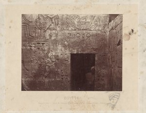 Homme dans une porte du temple de Ramsès III en Égypte - Félix Bonfils