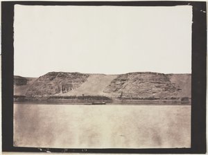 Vue générale des monuments sculptés dans le roc avec le dahabieh du photographe. Abou Simbel - Félix Teynard