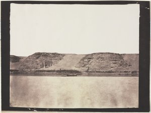 Vue générale des monuments sculptés dans le roc avec le dahabieh des photographes. Abou Simbel, 1851-1852 - Félix Teynard