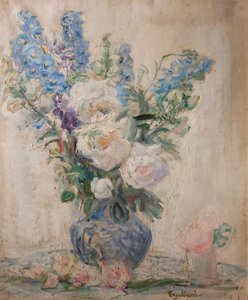 Roses blanches et delphiniums