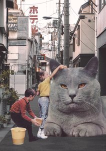 Enfants lavant un chat géant dans les rues de Tokyo