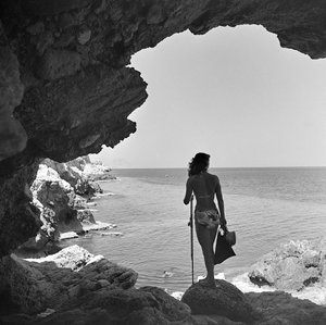 Baigneur sur la falaise regardant la mer près du village d