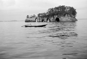 Entre les îles de Matsushima près de Sendai - Fosco Maraini