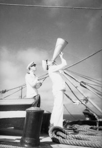 Sur le navire-école Amerigo Vespucci : des cadets avec un mégaphone - Fosco Maraini