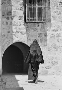 Religieux dans une rue de la vieille ville de Jérusalem - Fosco Maraini
