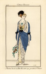 Femme en robe de soirée en satin bleu cendre avec dentelle irlandaise. Manteau du soir en satin bleu cendre avec garnitures d