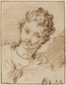 Jeune femme élégante avec un collier de perles