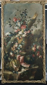 Fleurs dans une urne sculptée, avec melons et perroquet