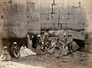 Photographie de groupe dans la salle des colonnes, Karnak, Thèbes, 1862