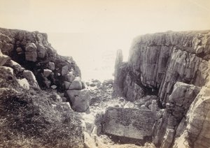 [Crique rocheuse avec paysage marin], années 1870