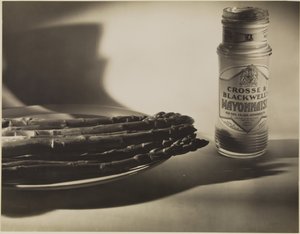 [Nature morte aux asperges et pot de mayonnaise]. - Francis Bruguière
