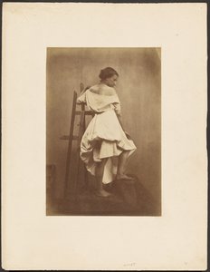Modèle en robe blanche avec chevalet