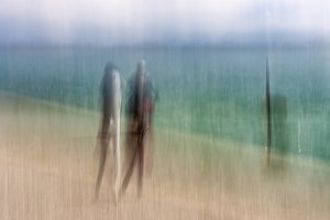 Silhouettes floues sur la plage