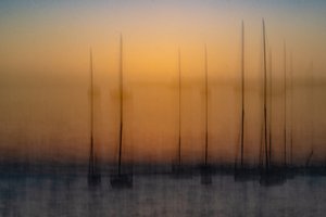 Voiliers au coucher de soleil, image floue