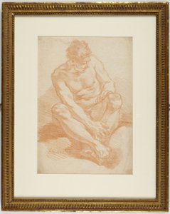 Homme assis, les chevilles croisées