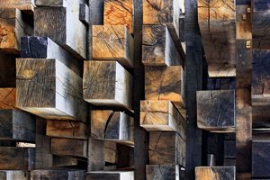Blocs de bois empilés de style rustique - Francois Casanova