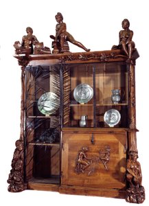 Mobilier : bibliothèque en noyer et fer forgé réalisée par François Hubert Carabin (1862-1932) 1890. Musée d