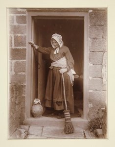 Une vieille dame avec une bouteille de levure à la porte d