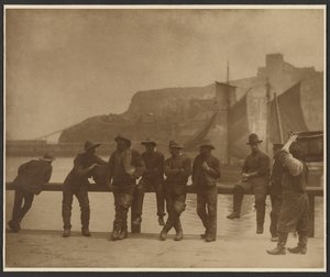 [Pêcheurs de Whitby sur la clôture de la jetée] - Frank Meadow Sutcliffe