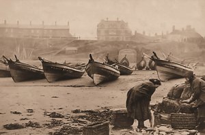 Femmes chargeant du poisson dans des paniers depuis les bateaux de pêche, port de Whitby