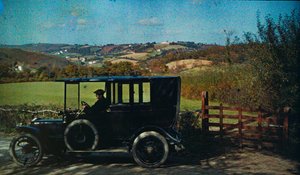 Autochrome couleur précoce vers 1916. Homme dans une voiture, peut-être le photographe en Angleterre,... - Franklin Price Knott