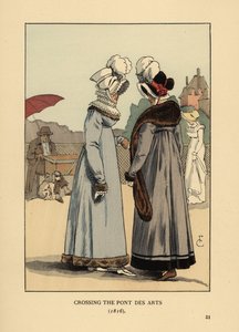 Femmes à la mode avec des chapeaux à plumes, des cols en dentelle et des robes bordées de fourrure. Traversant le Pont des Arts, Paris