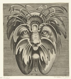 Masque avec des joues tombantes et une moustache, des herbes dans les cheveux