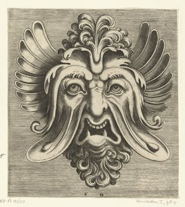 Masque avec joues tombantes, deux dents pointues et une touffe de boucles reposant sur la racine du nez