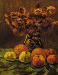 Pommes, oranges et un vase de fleurs sur une table