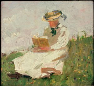 Femme lisant dans la verdure