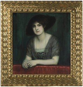 Marie avec un chapeau sombre