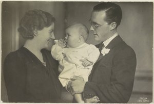Portrait de Juliana, reine des Pays-Bas, Bernhard de Lippe-Biesterfeld et Beatrix, reine des Pays-Bas