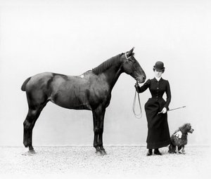 Portrait de Mlle Walsh avec un cheval et un caniche miniature à la Villa di Montefonte, dans la région de Poggio Imperiale de Florence, vers 1890