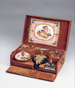 Nécessaire de bureau de Napoléon III, vers 1864-66 (argent émaillé, argent doré, héliotrope, porcelaine de style Sèvres et pierres semi-précieuses)