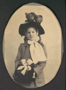 [Fille en costume de marche avec chapeau et manchon]